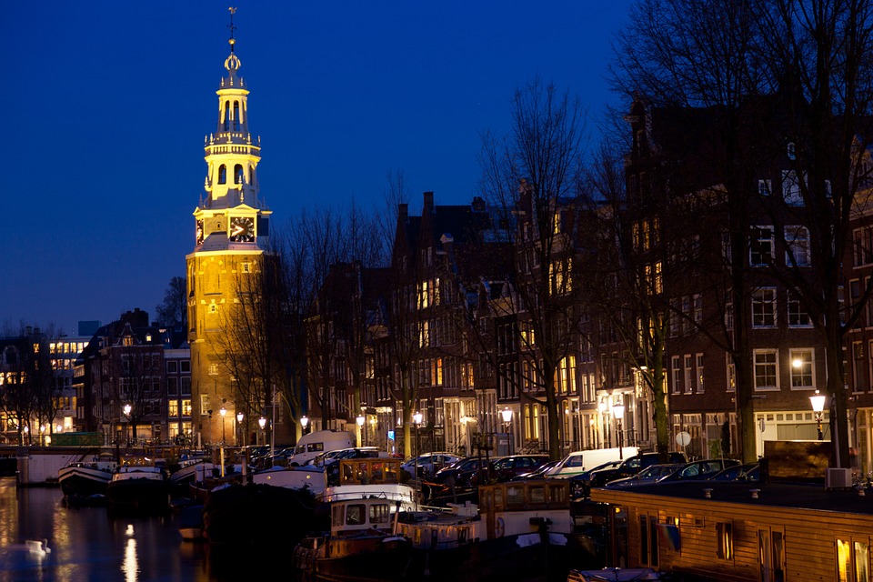 الدراسة في أفضل جامعات هولندا -ومنح لدراسة الدكتوراة 