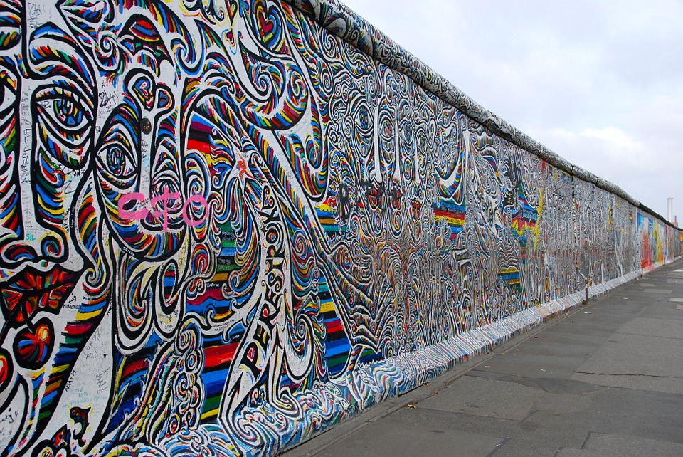 جدار برلين وحقيقة سقوطه بالخطأ