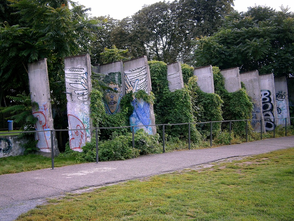 جدار برلين وحقيقة سقوطه بالخطأ