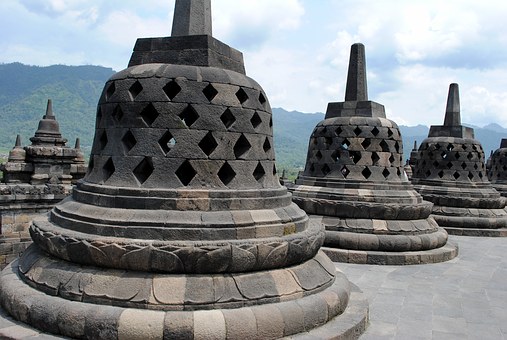 معبد بوروبودور البوذي الشهير في يوجياكارتا أندونيسيا