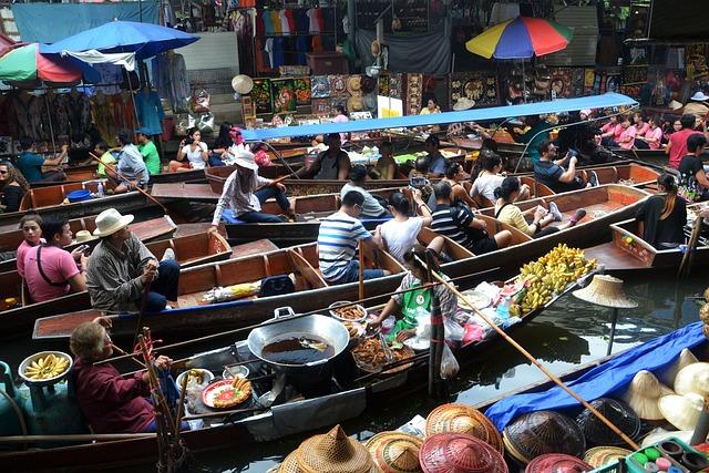 السوق العائم في بانكوك احد الوجهات السياحية الشهيرة في تايلاند